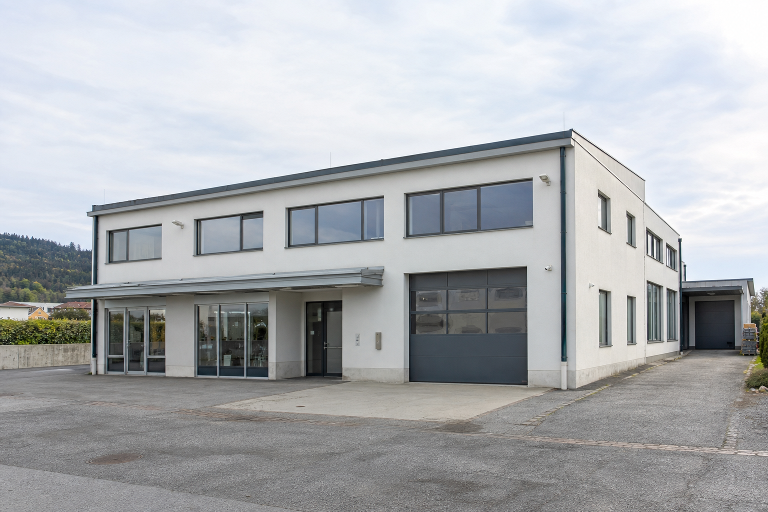 Kleines österreichisches Gewerbegebäude mit Büro- und Arbeitsflächen